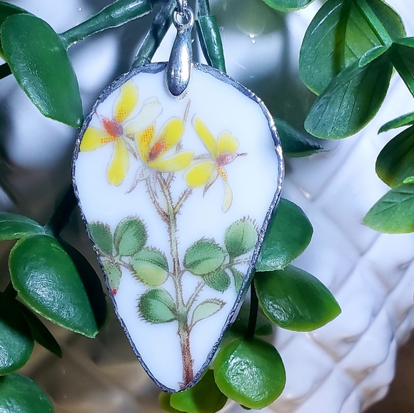 3 Necklaces - Picture 4 of 8